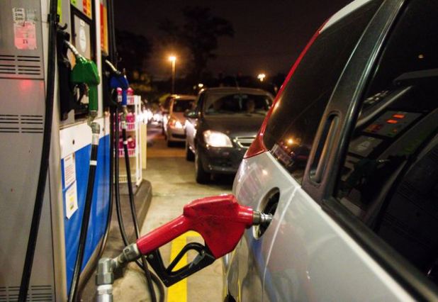 Preço da gasolina deve dobrar para cobrir danos sociais do petróleo